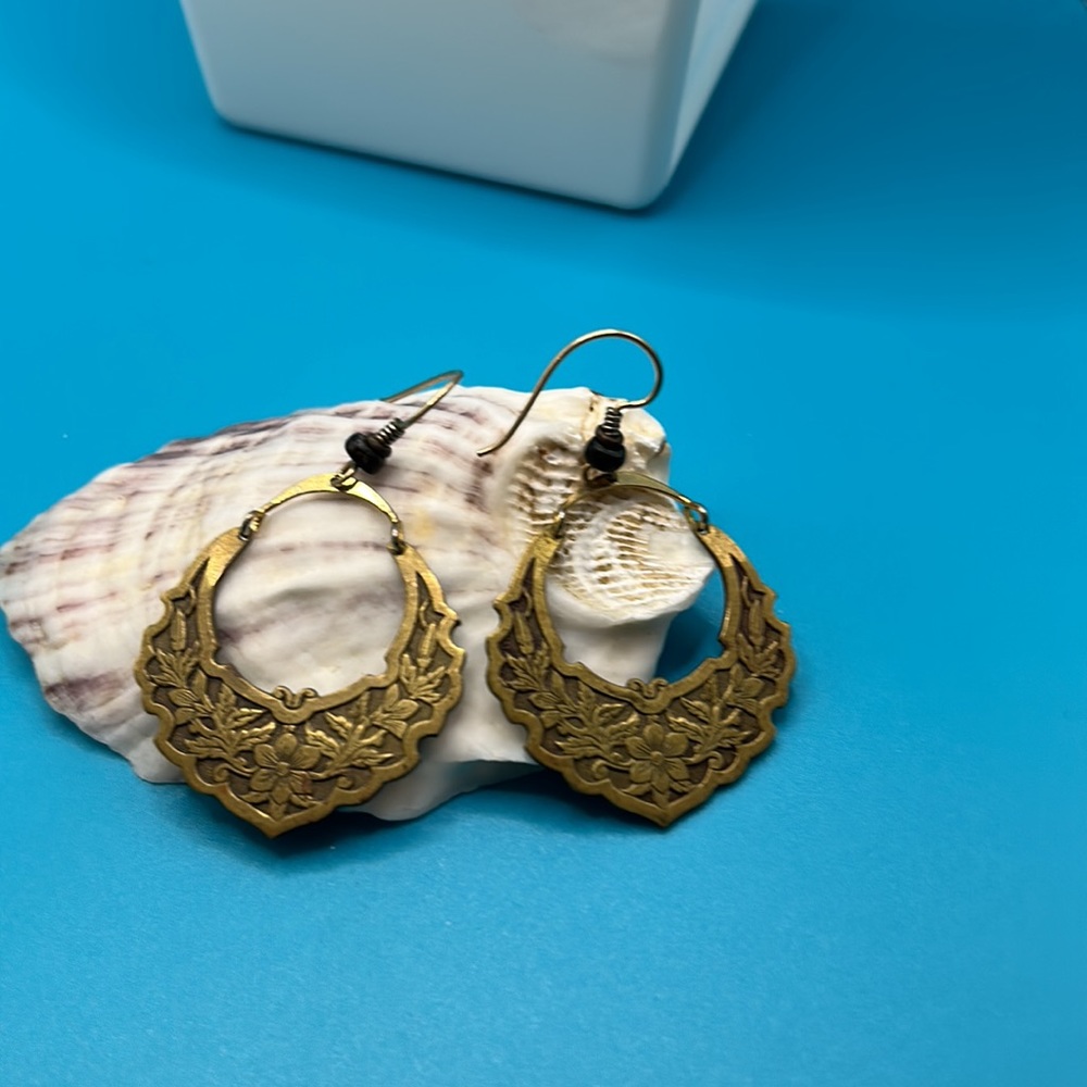 Vintage floral filigree hoops - Picture 3 of 3